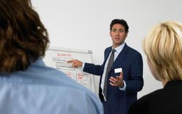 John Rowley/Photodisc/Getty Images Las estrategias de marketing son las que utilizan las empresas para crear esfuerzos dirigidos en publicidad.