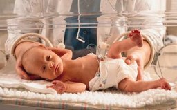 Photodisc/Photodisc/Getty Images Las enfermeras registradas que trabajan en el cuidado neonatal deben tener habilidades y experiencia.