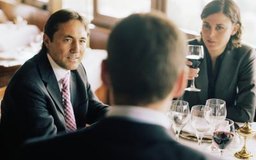 Allan Danahar/Digital Vision/Getty Images Mantén un registro de tu comida empresarial para asegurar productividad para tu compañía y tu cliente o colega.