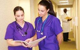 Thinkstock Images/Comstock/Getty Images De acuerdo con la Asocación Estadounidense de Asistentes Médicos, la mayoría de estos trabajadores tienen un título post-secundario o un grado asociado.