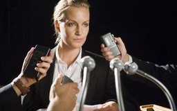 Jupiterimages/Goodshoot/Getty Images Para muchas organizaciones, el costo de la exposición de las relaciones públicas es el costo de la contratación de un experto en relaciones públicas.