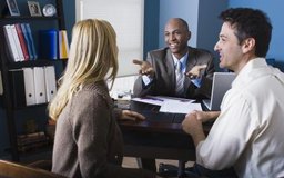 Jupiterimages/Comstock/Getty Images Las herramientas de análisis de la fuerza de ventas demuestran cómo los dueños de las empresas utilizan efectivamente el personal de ventas para traer negocios a la compañía.