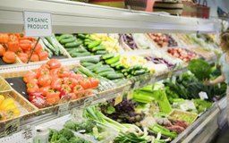 Jupiterimages/Creatas/Getty Images Cada vez es más común encontrar productos alimentarios producidos por pequeñas empresas en los supermercados.