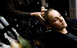 Jupiterimages/Photos.com/Getty Images Las peluqueras en ocasiones hacen una prueba para un trabajo al igual que los actores o los músicos.