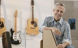 Comstock/Comstock/Getty Images A los dueños de pequeñas empresas comúnmente no se les requeire que paguen el impuesto de seguro de desempleo estatal.