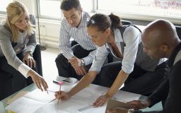 Jupiterimages/Comstock/Getty Images La planificación estratégica innovadora ayuda a las empresas a alcanzar sus objetivos de una manera costo-efectiva.