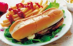 Photos.com/Photos.com/Getty Images Lo que parece ser ketchup en realidad podría ser pinturas de acrílico mezclado con glicerina para aparentar serlo.
