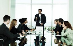 Goodshoot/Goodshoot/Getty Images Un buen gerente de recursos humanos debe relacionarse bien con los gerentes de todos los departamentos de la organización.