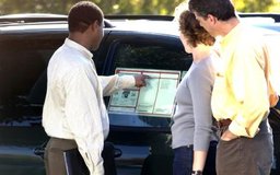 Thinkstock Images/Comstock/Getty Images Los vendedores de autos deben tener conocimiento de cómo explicar las características de un vehículo.