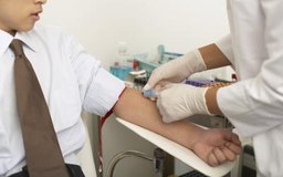 Thinkstock Images/Comstock/Getty Images Los flebotomistas a menudo tienen oficinas especialmente equipadas con sillas diseñadas para el apoyo del brazo completo.