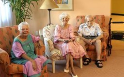 Jupiterimages/Comstock/Getty Images Los coordinadores de actividades son responsables de proporcionar actividades estimulantes para ancianos.