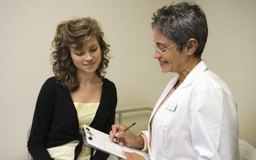 Jupiterimages/Comstock/Getty Images Los exámenes físicos pre-laborales aseguran la salud del empleado para los requerimientos de la posición ofrecida.