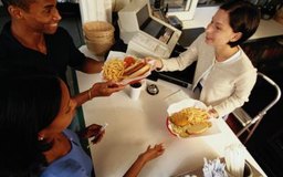 Steve Mason/Photodisc/Getty Images Los trabajos en las cadenas de comida rápida se encuentran en la lista de los empleos de medio tiempo más comunes.