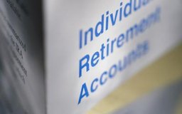 Ryan McVay/Photodisc/Getty Images Tú y tus empleados pueden construir una cuenta fuerte para el retiro con las deducciones antes de impuestos.