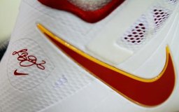 Marc Serota/Getty Images Sport/Getty Images Los zapatos deportivos Nike y otras mercancías son populares entre atletas profesionales y otros consumidores.