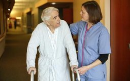 Vicky Kasala/Lifesize/Getty Images Las estructuras verticales organizacionales de los hospitales están diseñadas para asegurar que los trabajadores del cuidado de la salud estén enfocados en sus roles específicos.