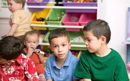 Jupiterimages/Photos.com/Getty Images Empezar una guardería en casa puede hacerte ganar dinero mientras puedes quedarte en casa para tus niños.