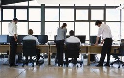 Jupiterimages/BananaStock/Getty Images De acuerdo con las actividades que tengan a su cargo, los empleados de una corporación reciben un título.