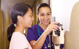Thinkstock Images/Comstock/Getty Images Aunque la mayoría de los estados no requieren que un asistente médico esté autorizado, algunos empleadores lo prefieren.