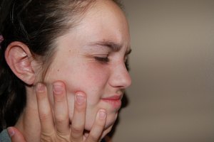Usa remedios caseros para curarte un dolor de muelas.