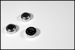 La batería CMOS es una batería que alimenta a un pequeño chip de memoria.