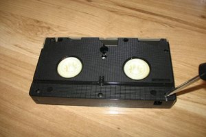 Algunas reparaciones simples pueden ayudarte a restaurar una cinta de vídeo rota.