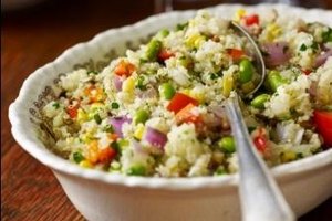 Guárdalo en un recipiente: Una ensalada de quinua está llena de un montón de cosas buenas, y muy pocas malas.