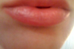 Mantén tus labios delgados, sin hinchazón.
