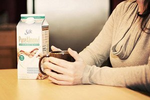 Cambia a productos no lácteos, como la leche de almendras.