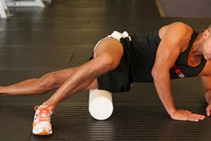 Relájate con un rodillo de espuma después de tu entrenamiento.