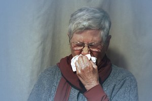 Los resfriados pueden causar estornudos, congestión nasal, dolor de garganta y tos.