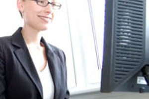 Con un sencillo script distribuido entre las computadoras, puedes hacer que los usuarios comiencen la instalación por su cuenta.