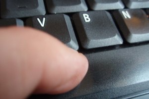 Microsoft Word permite insertar notas a pie de página.