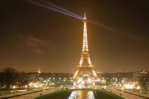 Una noche en París evoca imágenes de una noche llena de sofisticación, romanticismo y encanto.