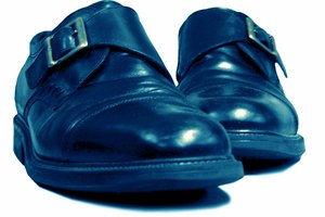 Los zapatos negros nuevos a menudo vienen con un brillo en ellos que puede ser demasiado brillante.