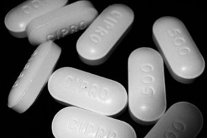 En caso de que la prostatitis no responda al Cipro oral o cuando los síntomas son lo suficientemente graves como para justificar un tratamiento agresivo, Cipro IV puede ser prescrito.