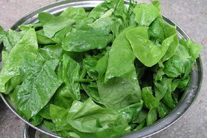 Las verduras de hoja verde y los cereales integrales son buenas fuentes de hierro.