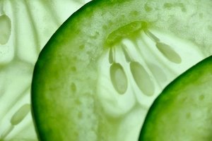 El pepino puede ser uno de los mejores aliados para combatir las bolsas bajo los ojos.