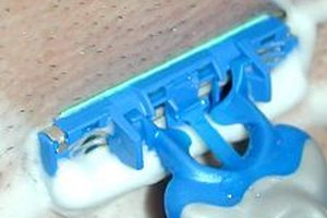 Un lápiz astringente detiene rápidamente el sangrado causado por cortes al afeitarse.
