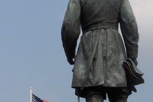 Patriotic Statue image by La de Boheme from Fotolia.com Donating to the cause of disabled American veterans is an objective that is simple to accomplish yet immensively meaningful in its impact on veterans' lives.