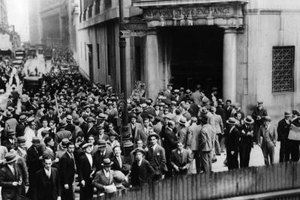 Fox Photos/Hulton Archive/Getty Images Crowds