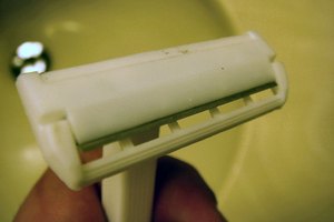 Técnicas inadecuadas de afeitar pueden causar vellos encarnados.