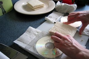 Corta el tofu en piezas delgadas y comprímelo antes de cocinarlo.