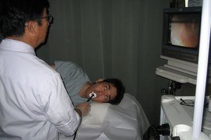 Durante una endoscopia, un médico gastrointestinal introduce un tubo estrecho por la garganta.