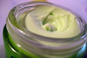 Se dice que algunas cremas que contienen retinol reducen la aparición de arrugas.