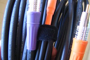 Cable análogo (en medio) y cable digital.