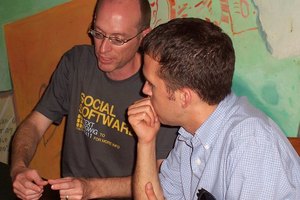 La comunicación efectiva implica hablar y escuchar.