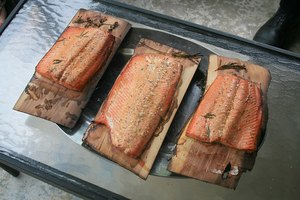 Elige carnes magras, como el pescado, para que formen parte de tu dieta.