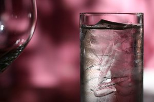 Beber la cantidad de agua suficiente cada día es beneficioso para la salud de tu pie.