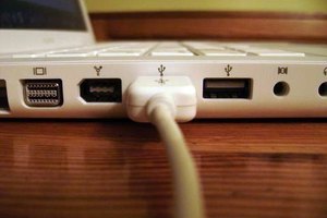 Los cables VGA y SVGA suelen tener enchufes con clavijas dispuestas en tres filas escalonadas.